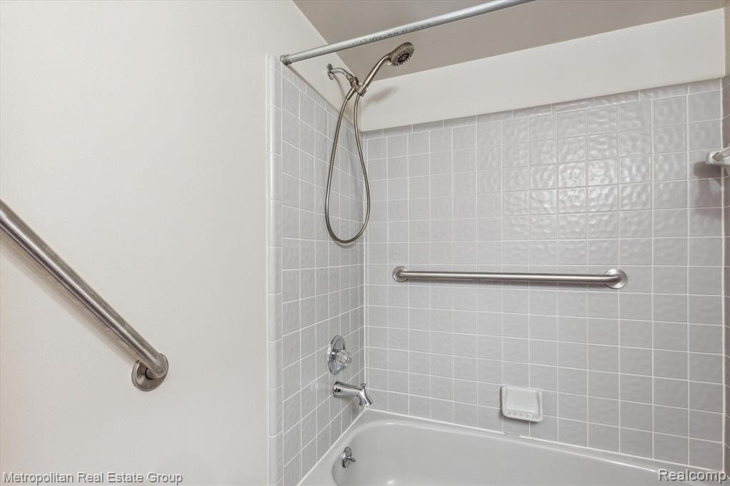 35180 HILLSIDE Drive, Farmington Hills, MI 48335 — Photo 29