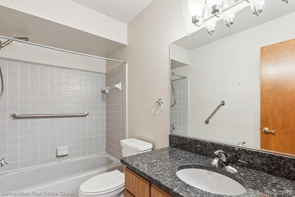 35180 HILLSIDE Drive, Farmington Hills, MI 48335 — Photo 30