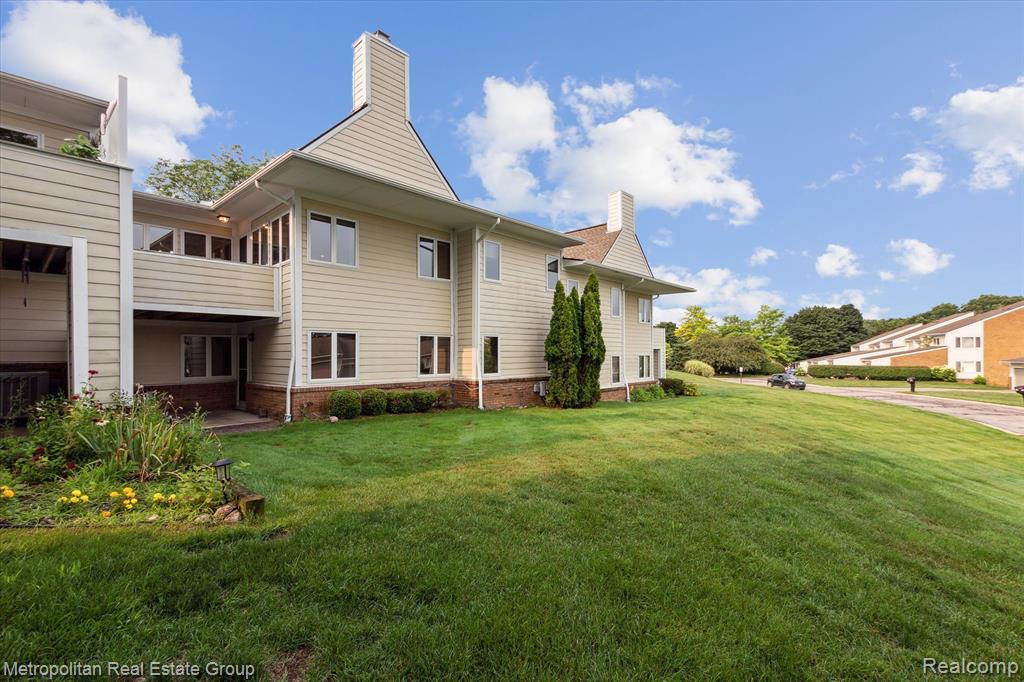 35180 HILLSIDE Drive, Farmington Hills, MI 48335 — Photo 31