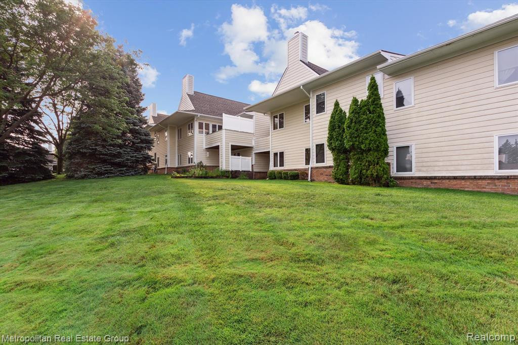 35180 HILLSIDE Drive, Farmington Hills, MI 48335 — Photo 33