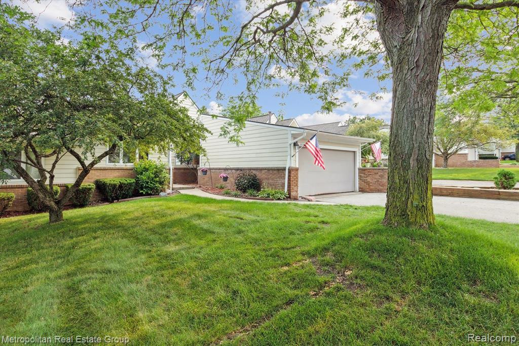 35180 HILLSIDE Drive, Farmington Hills, MI 48335 — Photo 47