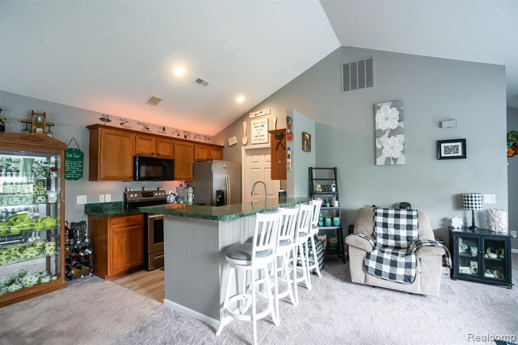 23463 WILLIAMSBURG Circle, Woodhaven, MI 48183 — Photo 4