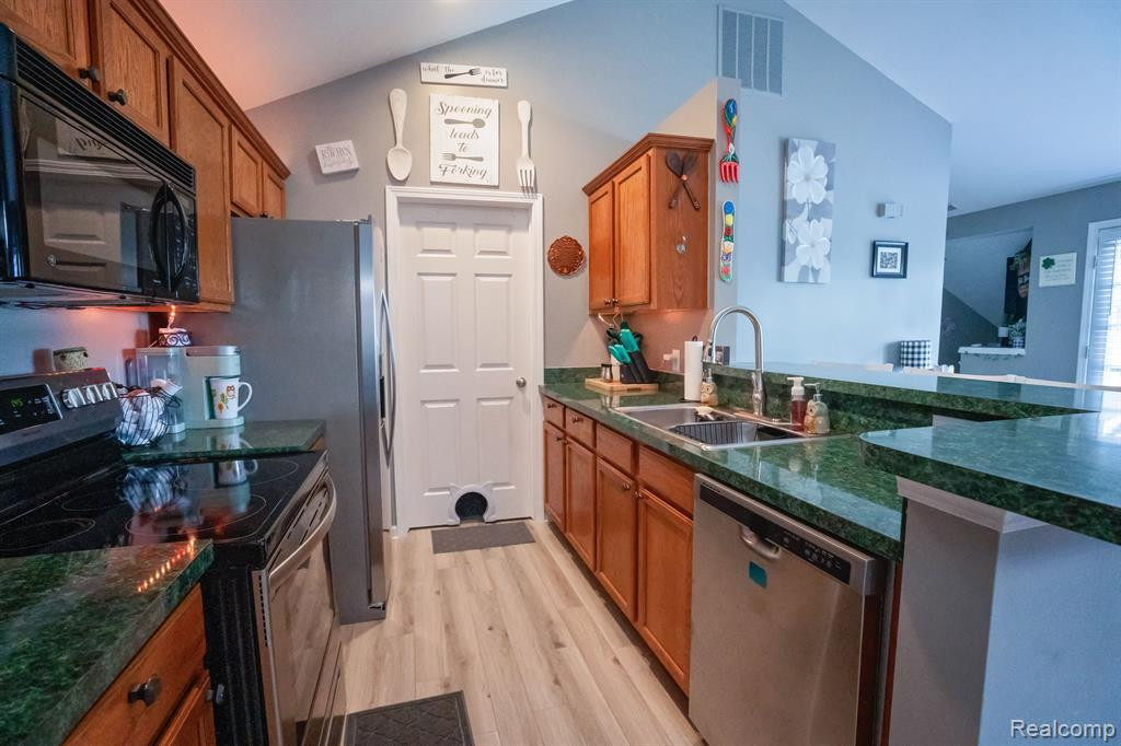 23463 WILLIAMSBURG Circle, Woodhaven, MI 48183 — Photo 6