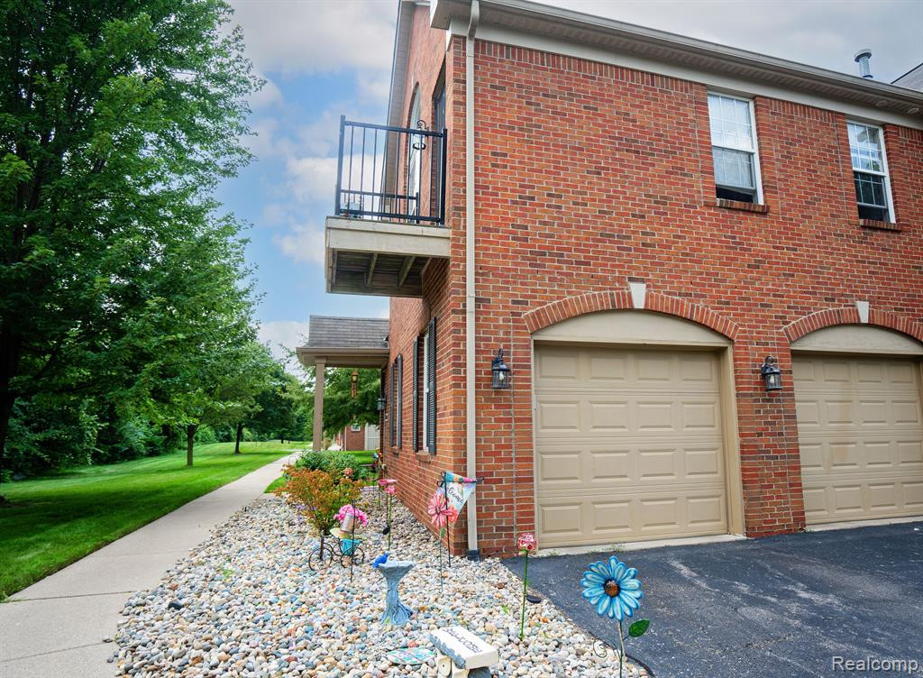 23463 WILLIAMSBURG Circle, Woodhaven, MI 48183 — Photo 15