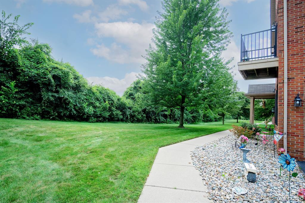 23463 WILLIAMSBURG Circle, Woodhaven, MI 48183 — Photo 18