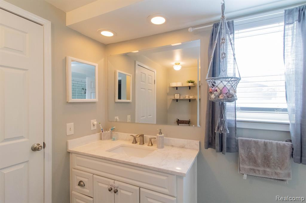 355 KINGS Way, Canton, MI 48188 — Photo 24