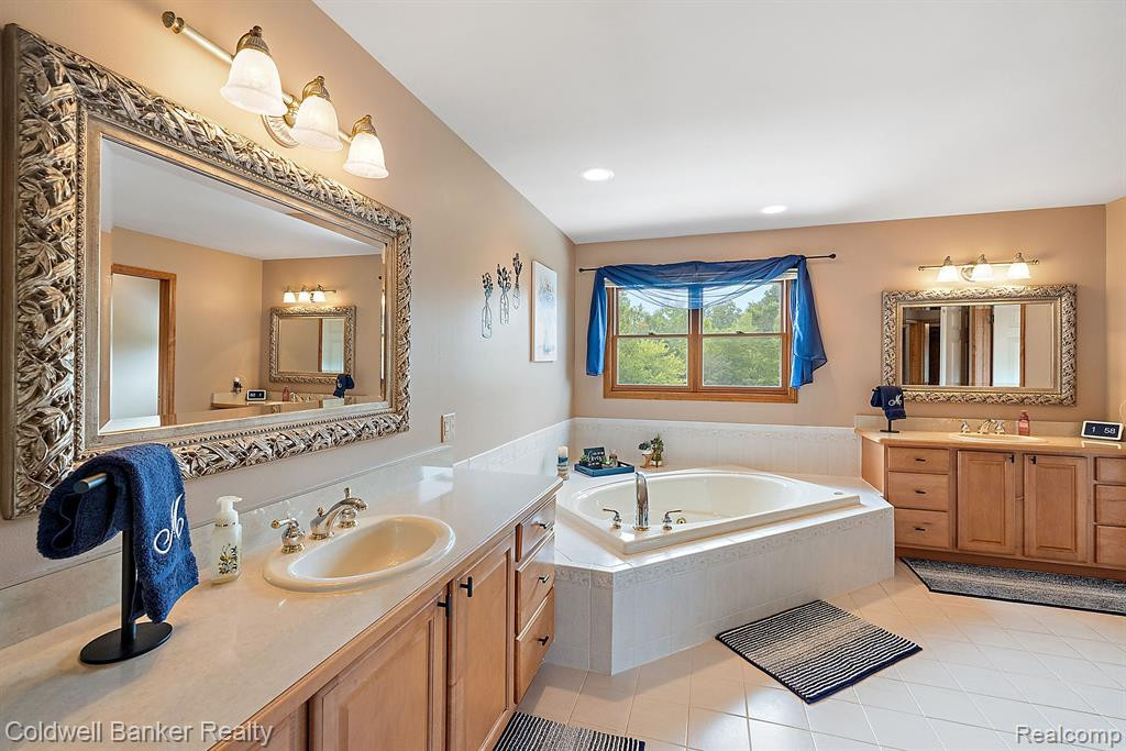 49385 LINCOLNSHIRE Court, Canton, MI 48187 — Photo 65