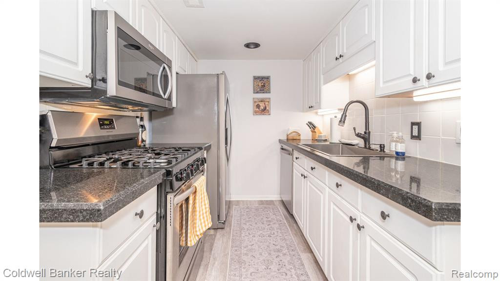 9615 HARBOUR COVE Court, Ypsilanti, MI 48197 — Photo 7