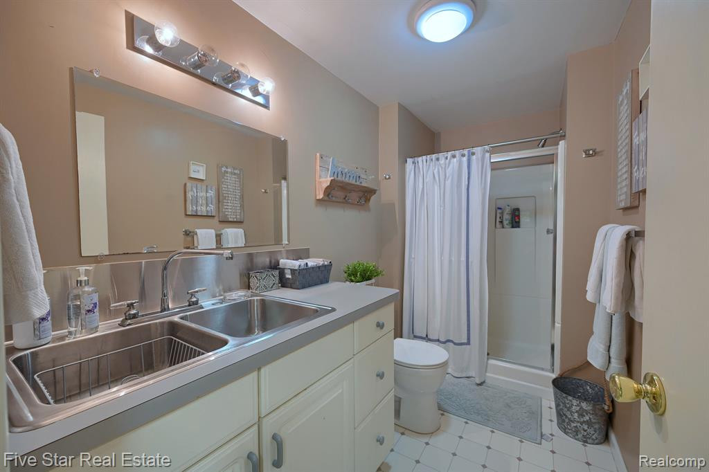 21990 RIVER RIDGE Trail, Farmington Hills, MI 48335 — Photo 34