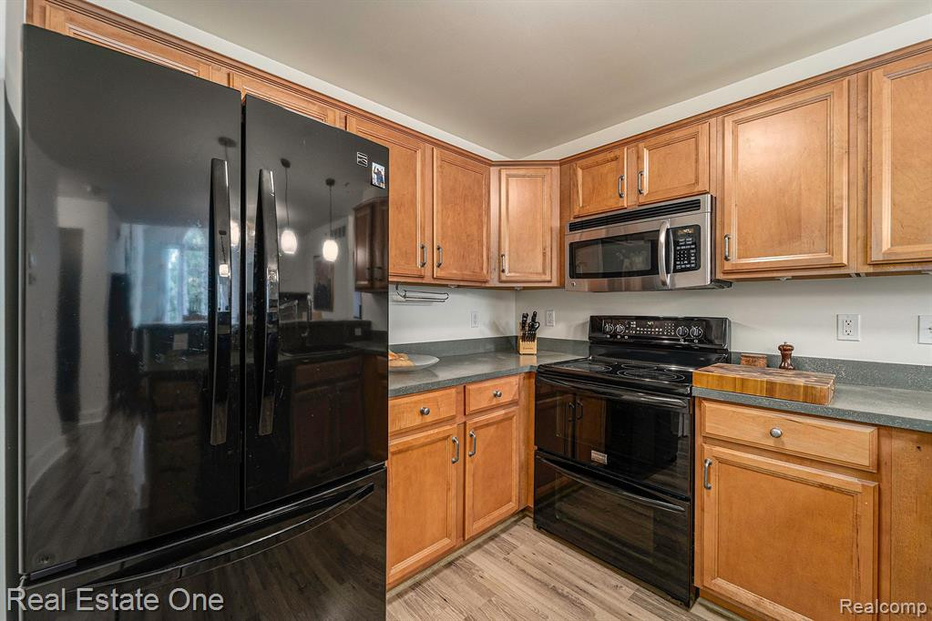27104 CHANTEL Drive, 243, Walled Lake, MI 48390 — Photo 8