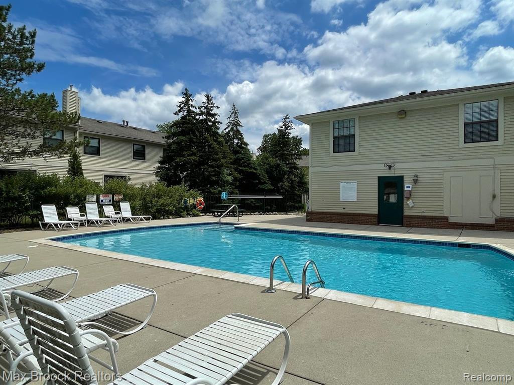 5658 DRAKE HOLLOW Drive E, West Bloomfield, MI — Photo 2