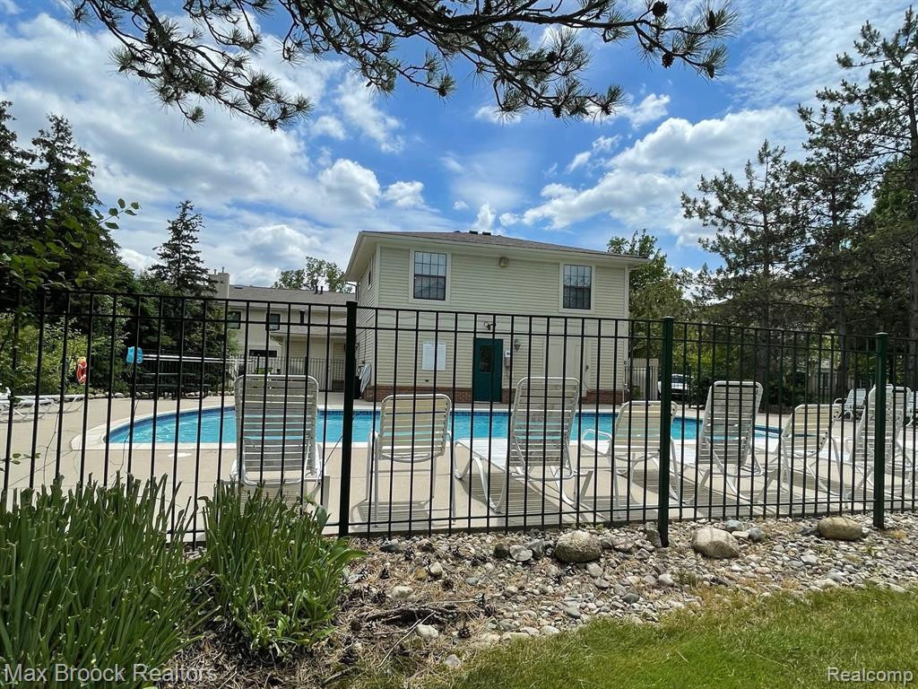 5658 DRAKE HOLLOW Drive E, West Bloomfield, MI — Photo 3