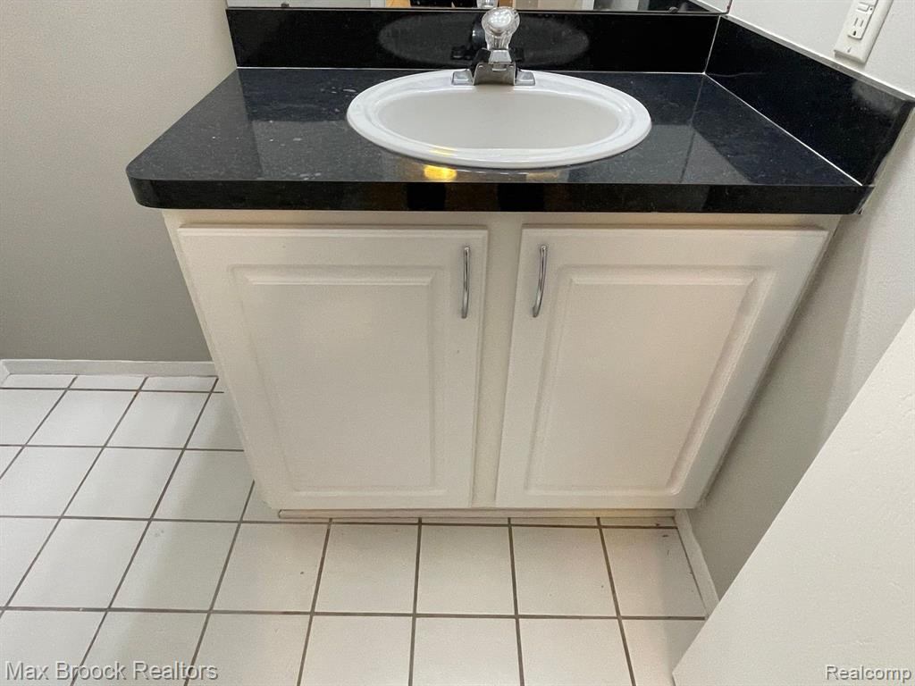 5658 DRAKE HOLLOW Drive E, West Bloomfield, MI — Photo 8