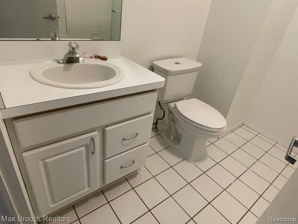 5658 DRAKE HOLLOW Drive E, West Bloomfield, MI — Photo 13