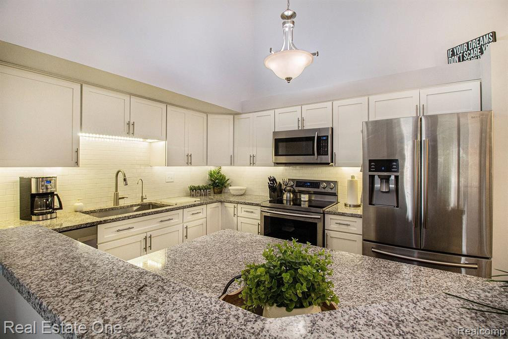 61268 GREENWOOD Drive, South Lyon, MI 48178 — Photo 7