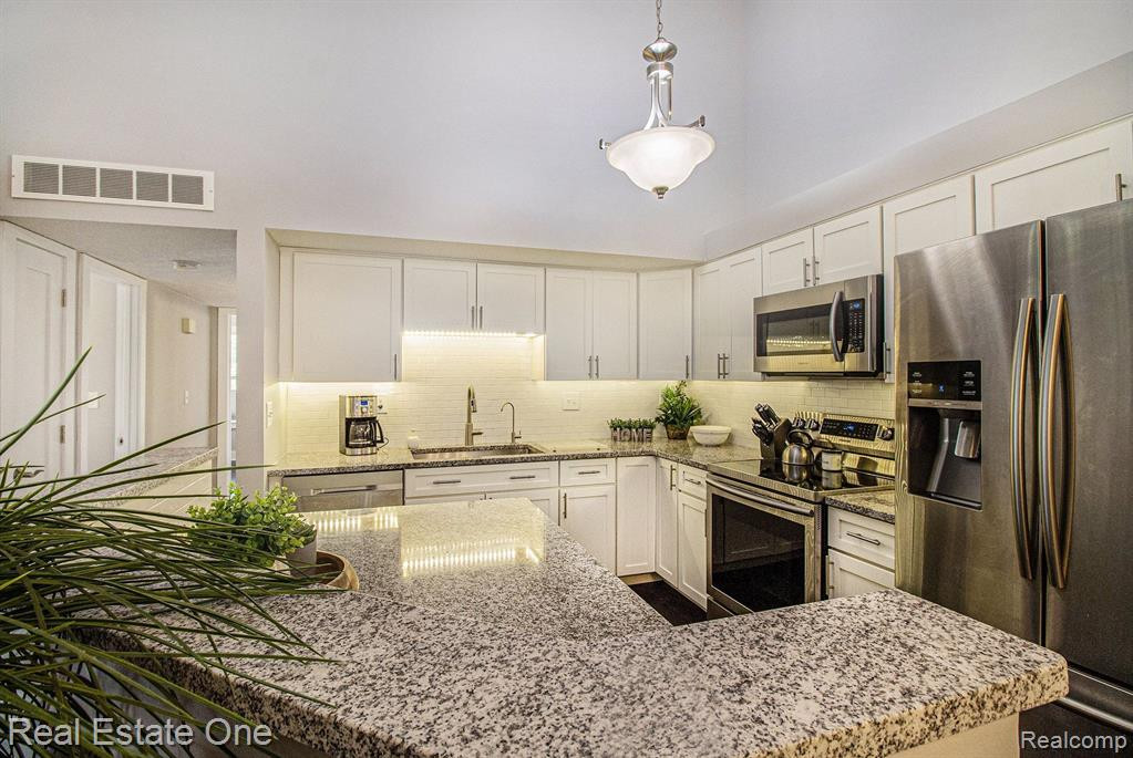 61268 GREENWOOD Drive, South Lyon, MI 48178 — Photo 8