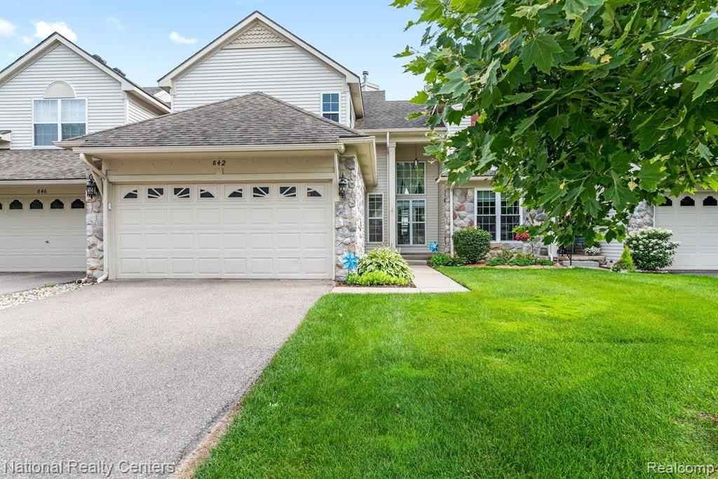 842 CALPERNIA, Wixom, MI 48393 — front exterior
