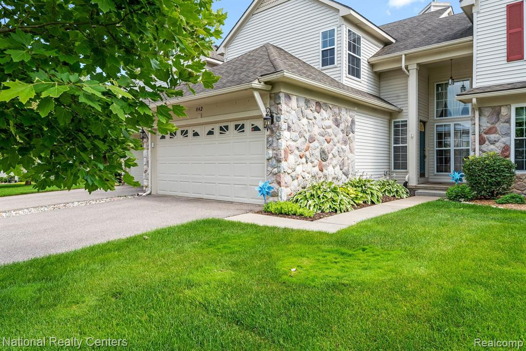 842 CALPERNIA, Wixom, MI 48393 — Photo 2