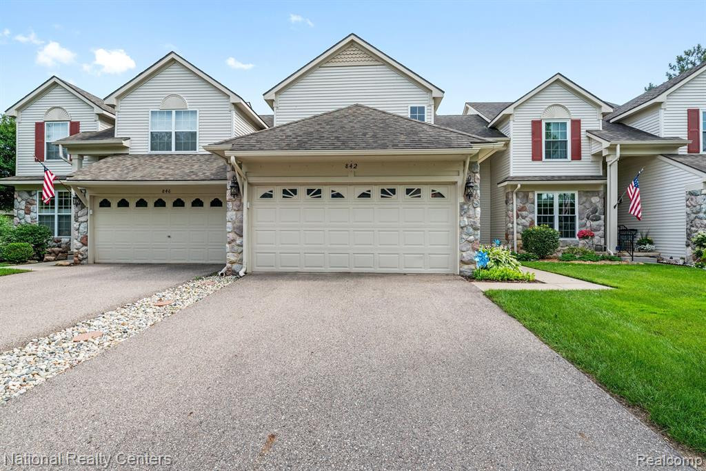 842 CALPERNIA, Wixom, MI 48393 — Photo 3