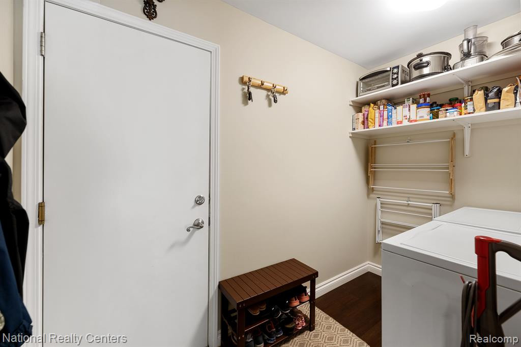 842 CALPERNIA, Wixom, MI 48393 — Photo 9