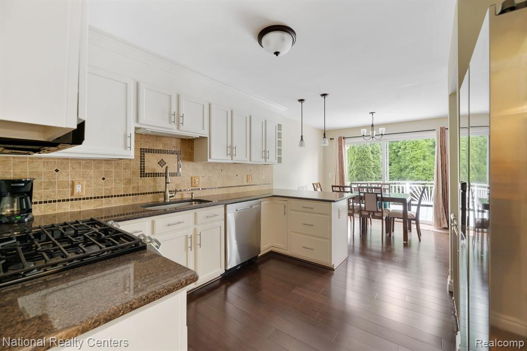 842 CALPERNIA, Wixom, MI 48393 — Photo 11
