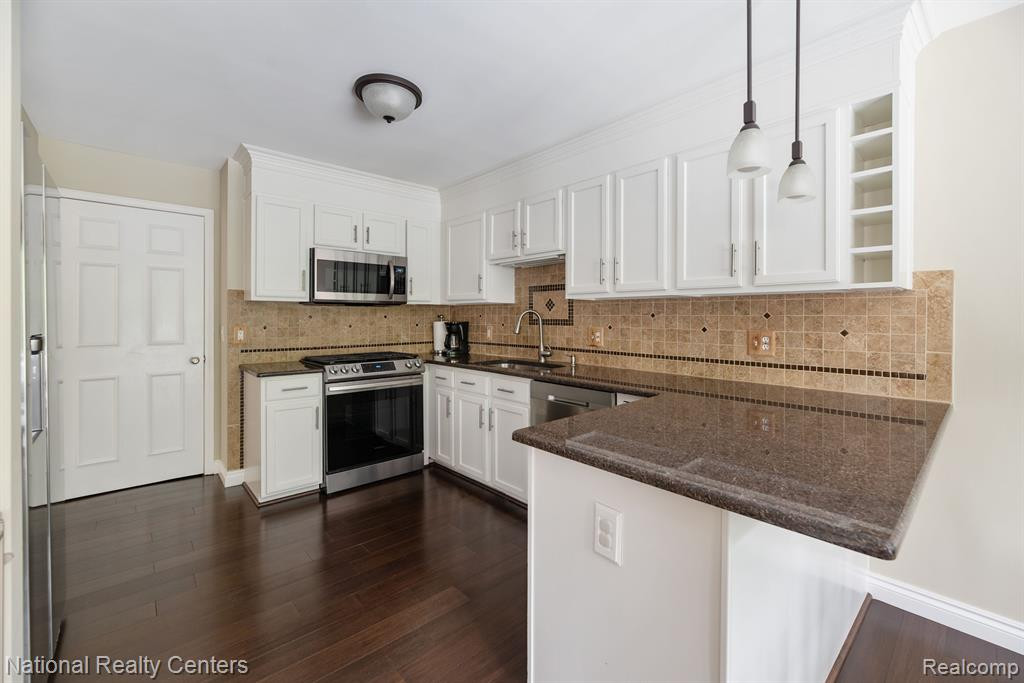 842 CALPERNIA, Wixom, MI 48393 — Photo 12