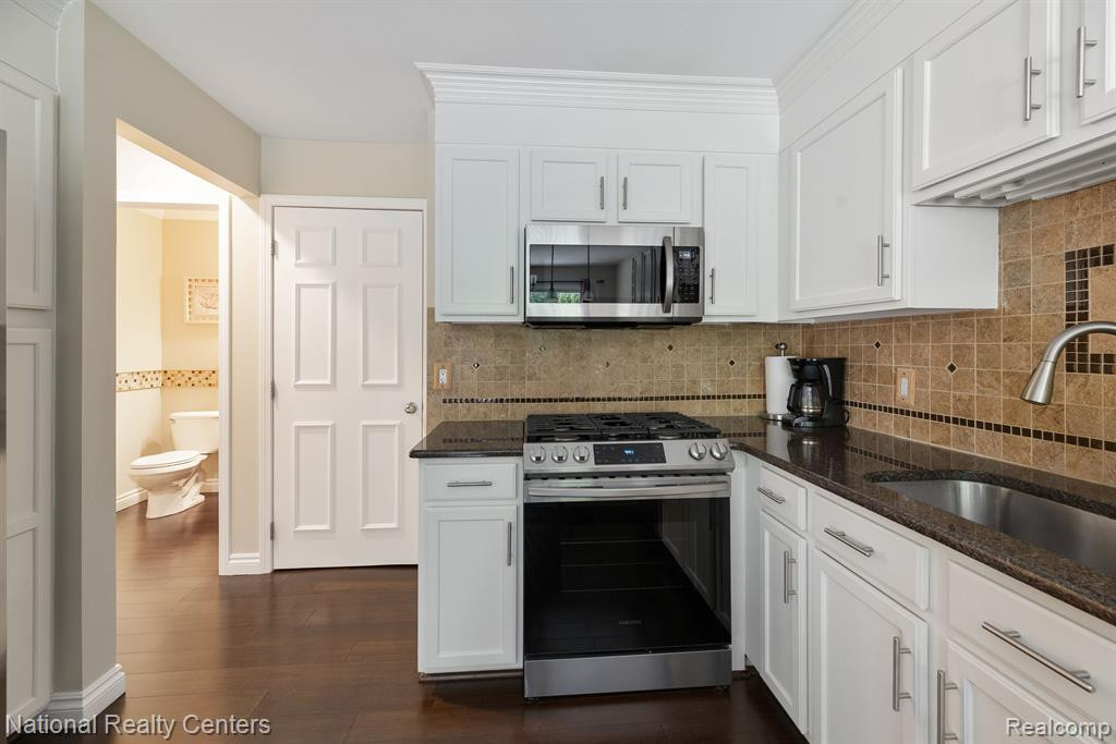 842 CALPERNIA, Wixom, MI 48393 — Photo 13