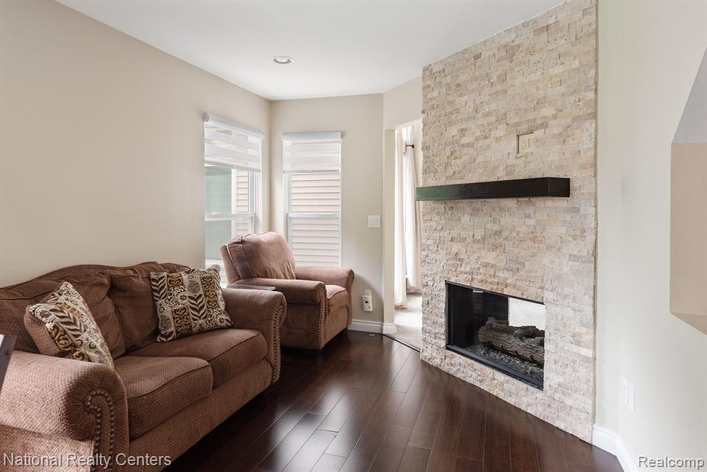 842 CALPERNIA, Wixom, MI 48393 — Photo 16