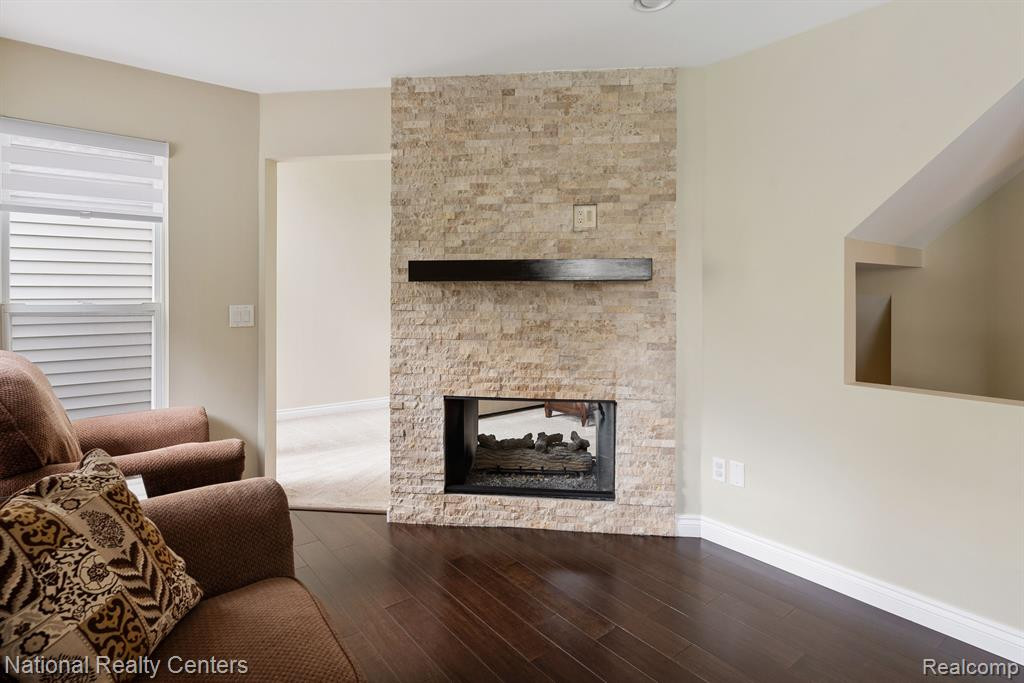 842 CALPERNIA, Wixom, MI 48393 — Photo 17