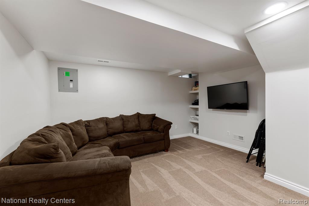 842 CALPERNIA, Wixom, MI 48393 — Photo 29