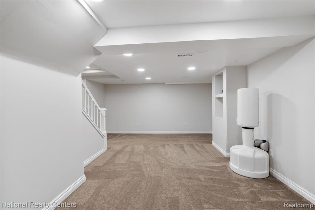 842 CALPERNIA, Wixom, MI 48393 — Photo 30