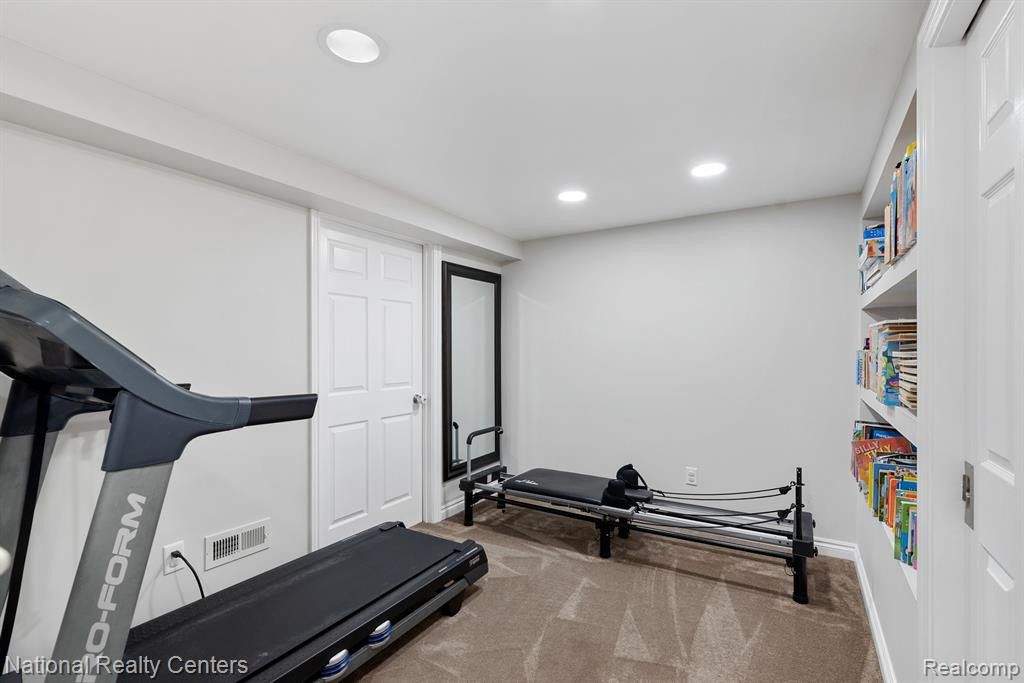 842 CALPERNIA, Wixom, MI 48393 — Photo 32