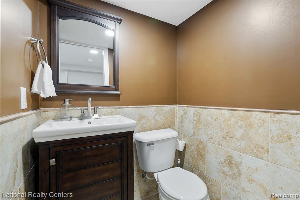 842 CALPERNIA, Wixom, MI 48393 — Photo 34