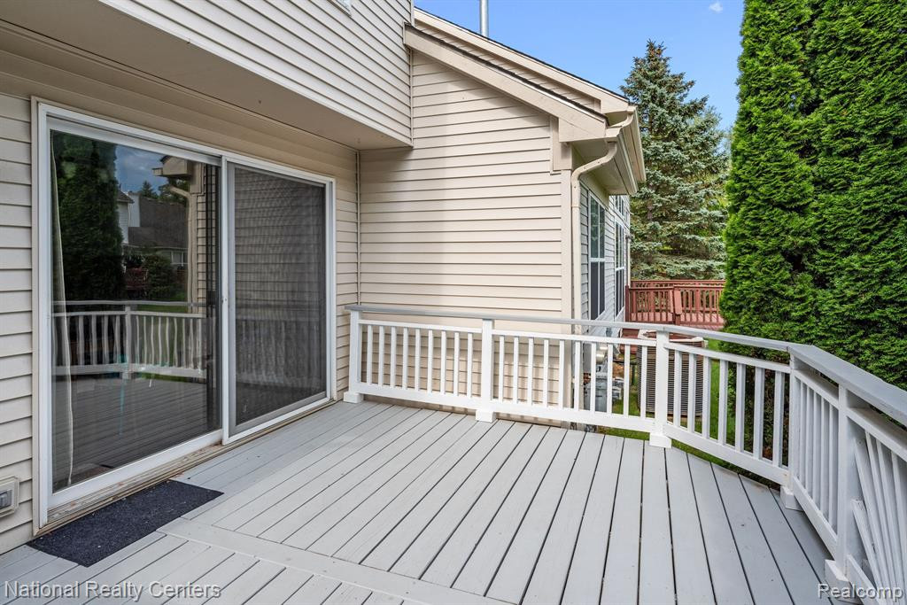 842 CALPERNIA, Wixom, MI 48393 — Photo 38