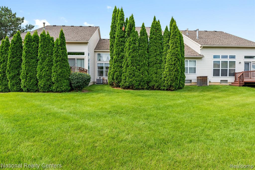 842 CALPERNIA, Wixom, MI 48393 — Photo 39