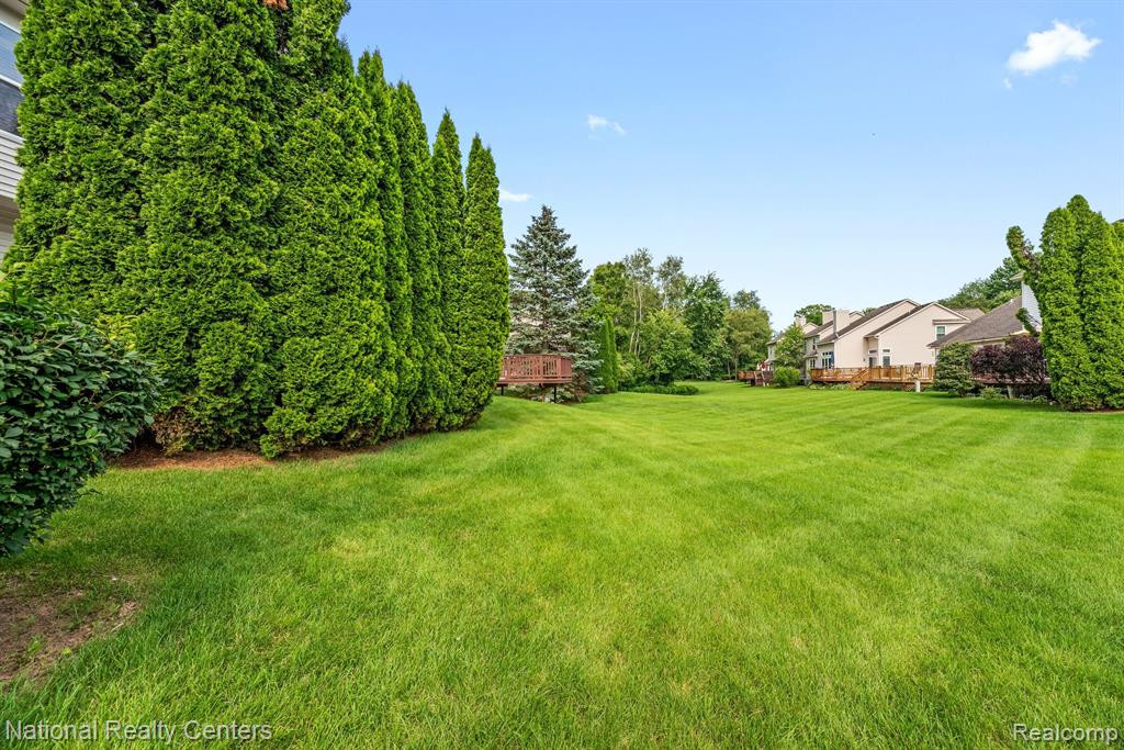 842 CALPERNIA, Wixom, MI 48393 — Photo 40