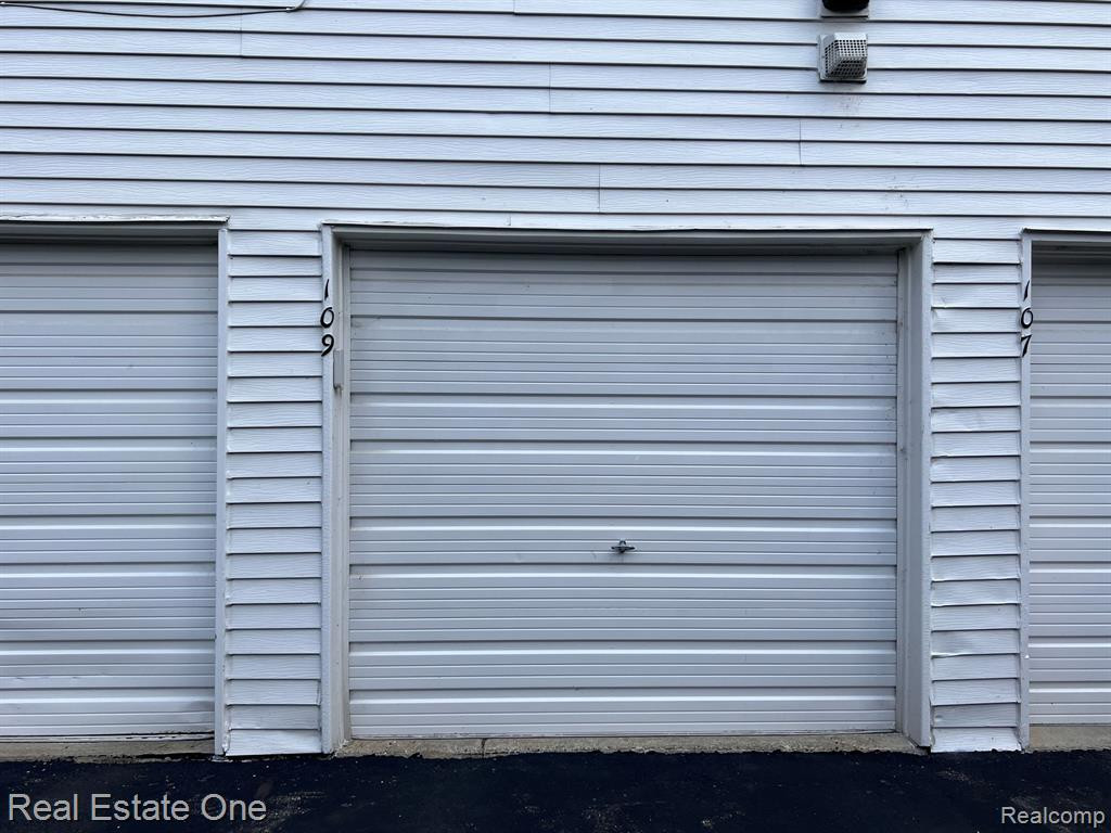 109 LAKE VILLAGE Drive, Walled Lake, MI 48390 — Photo 2