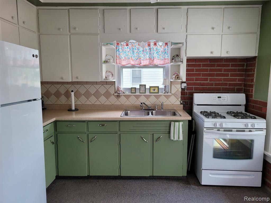 207 S MAPLE Street, Webberville, MI 48892 — Photo 6