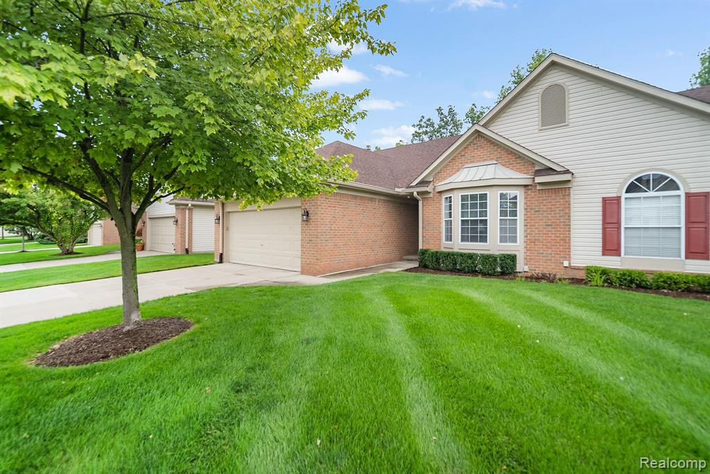 457 N OAK Drive, Commerce Twp, MI 48390 — Photo 2