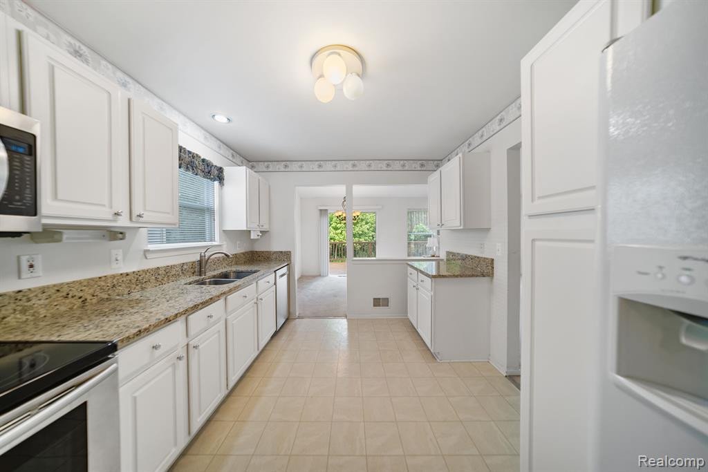 457 N OAK Drive, Commerce Twp, MI 48390 — Photo 7