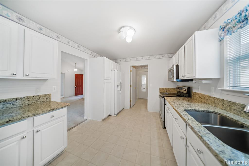 457 N OAK Drive, Commerce Twp, MI 48390 — Photo 8