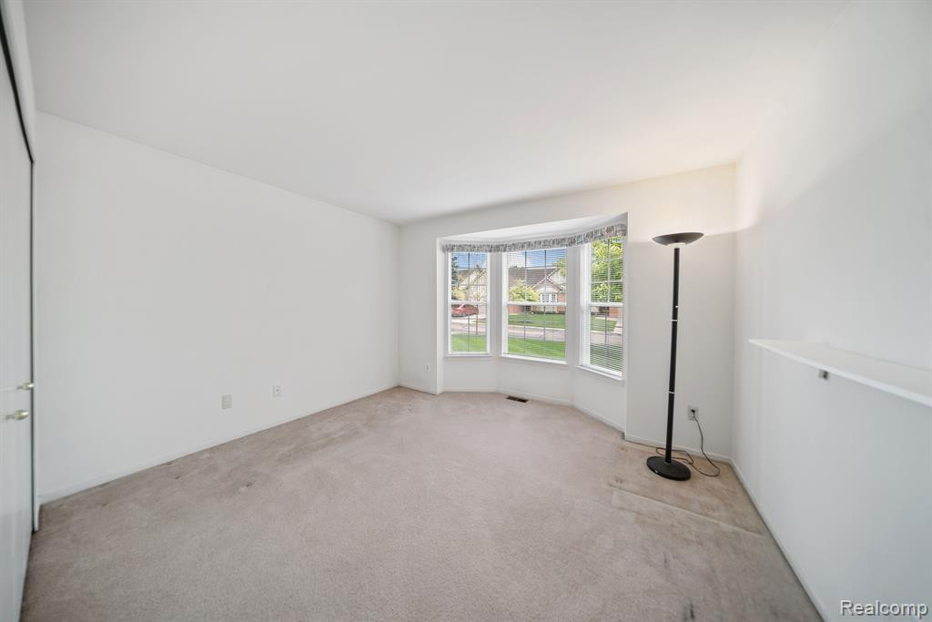 457 N OAK Drive, Commerce Twp, MI 48390 — Photo 21