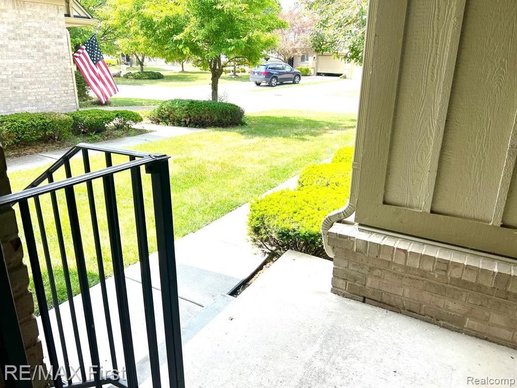 2768 MAPLE FOREST Drive, Wixom, MI 48393 — Photo 2