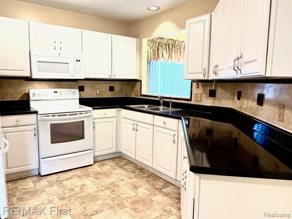 2768 MAPLE FOREST Drive, Wixom, MI 48393 — Photo 10