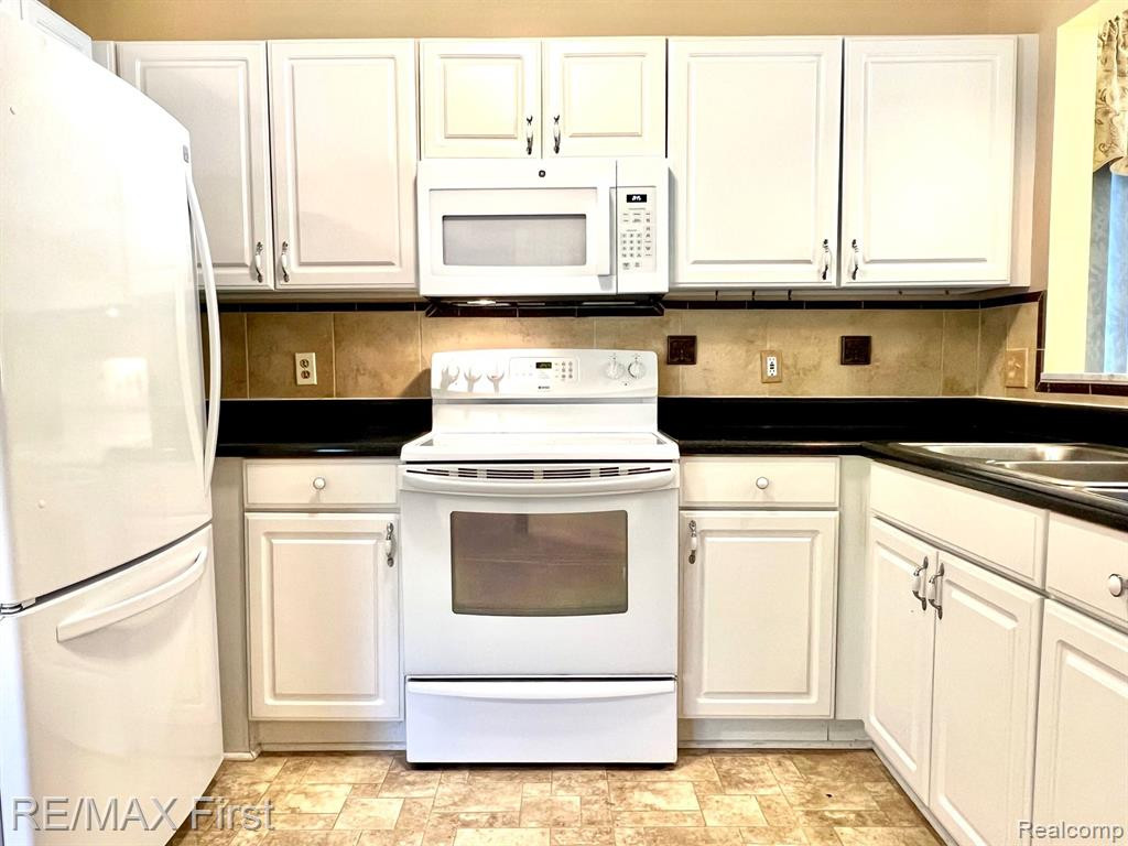 2768 MAPLE FOREST Drive, Wixom, MI 48393 — Photo 11