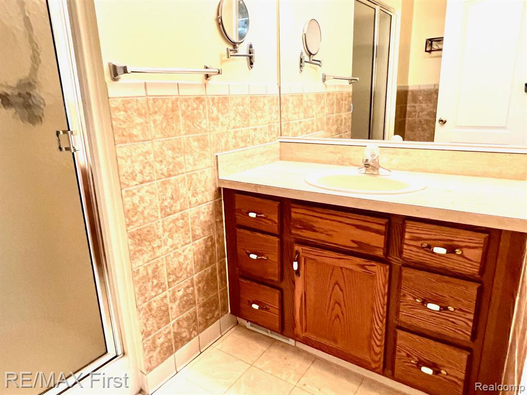 2768 MAPLE FOREST Drive, Wixom, MI 48393 — Photo 16