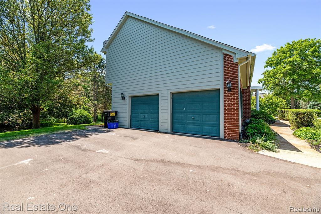 13924 EDENDERRY Drive, South Lyon, MI 48178 — Photo 47