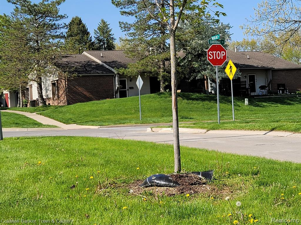 310 SPRING BROOKE Drive, 6, Brighton, MI 48116 — Photo 17