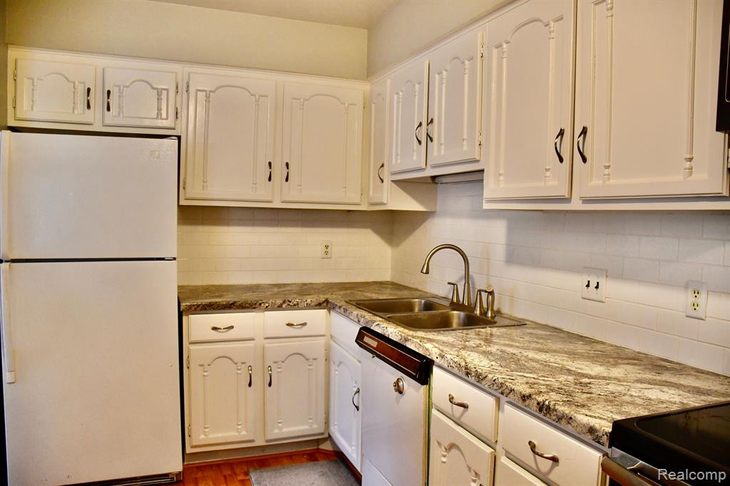 41578 BEDFORD Drive, Canton, MI 48187 — Photo 5