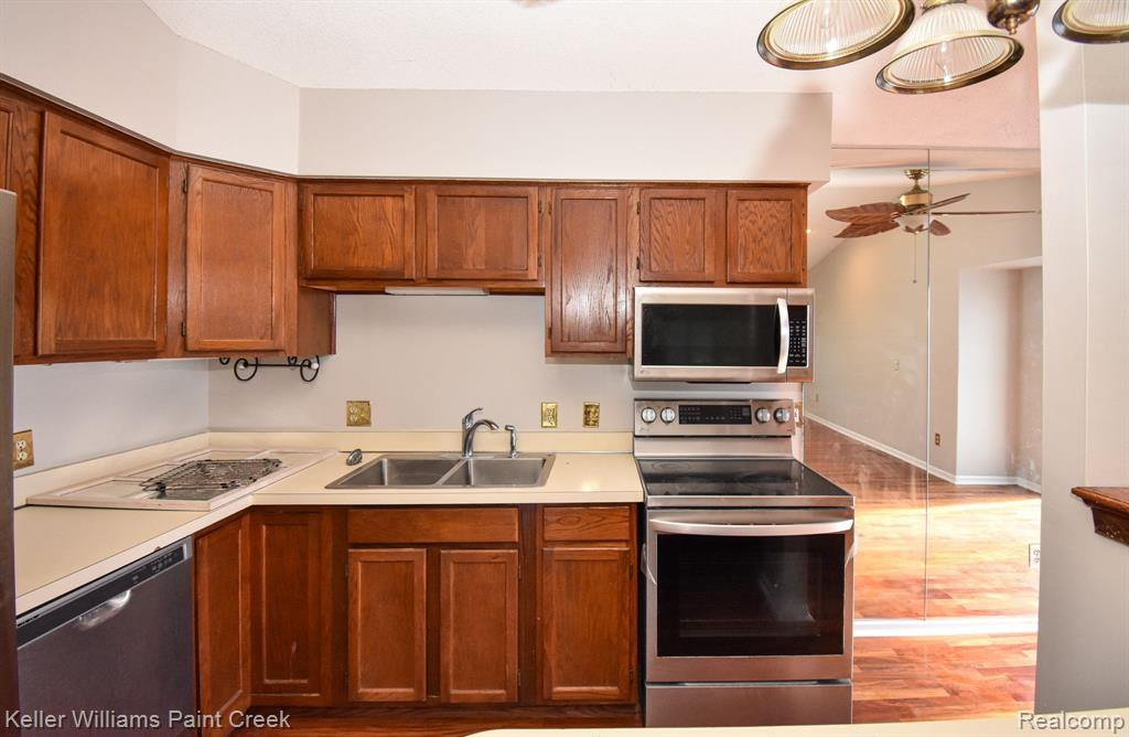24236 BASHIAN Drive, Novi, MI — Photo 14